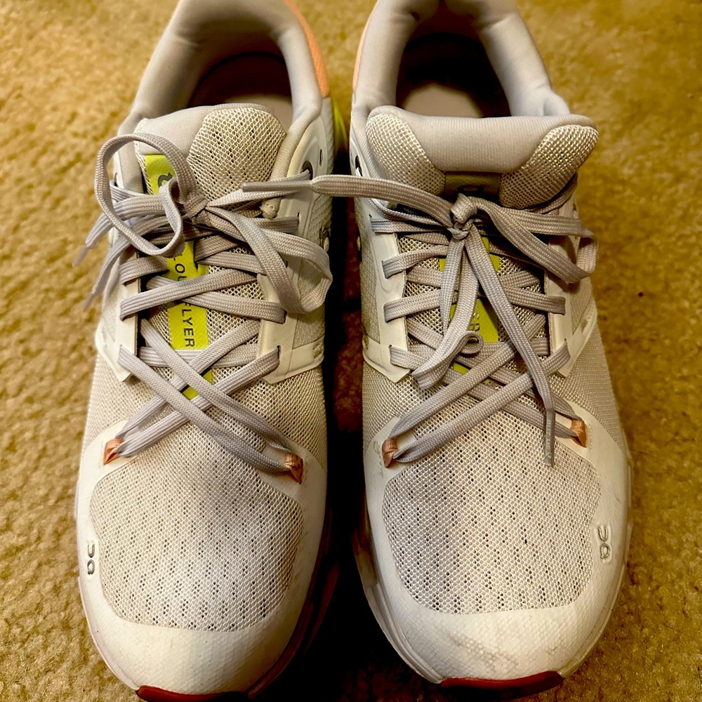 Women’s On Cloud CLOUDFLYER 9.5 in excellent gently used condition